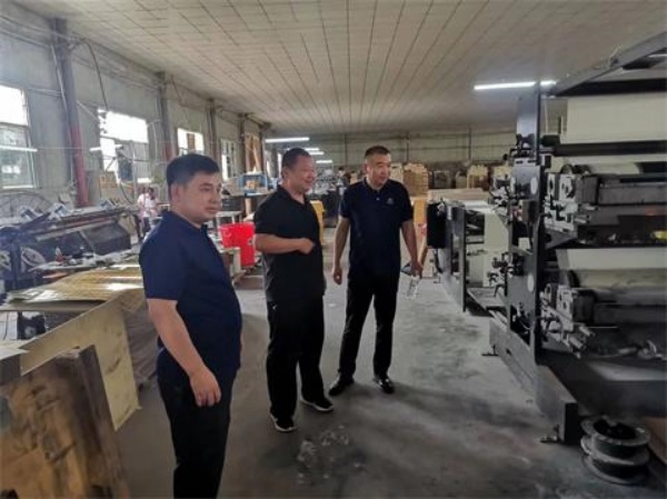 寶豐酒業走進許昌鑫之源印務 共繪跨界合作新藍圖